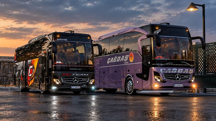 Alacakaranlıkta Yan Yana İki Mercedes Otobüs