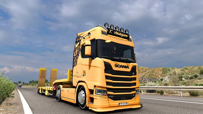 ets2_20250818_230048_00