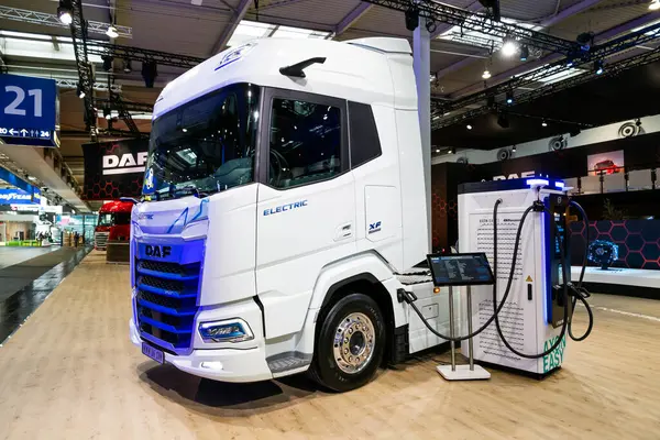 depositphotos_757064218-stock-photo-daf-350e-electric-truck-hannover